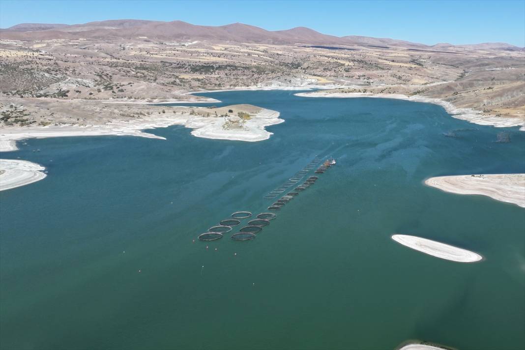 Barajdaki su çekildi, köy enkazı ortaya çıktı, balık kafesleri zeminle buluştu 12